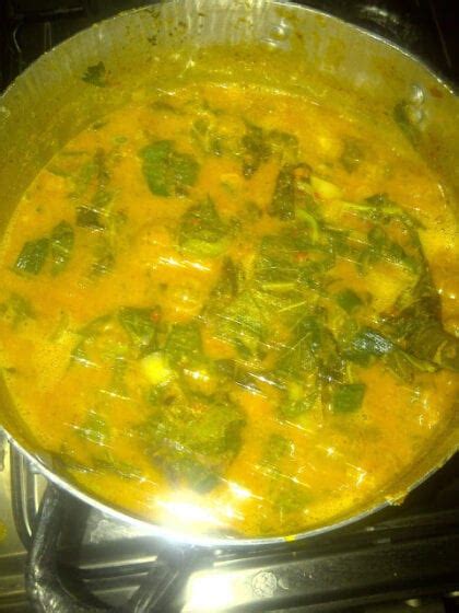  Miyan Taushe! A Creamy Delight Packed with Flavorful Spinach and Groundnut Paste