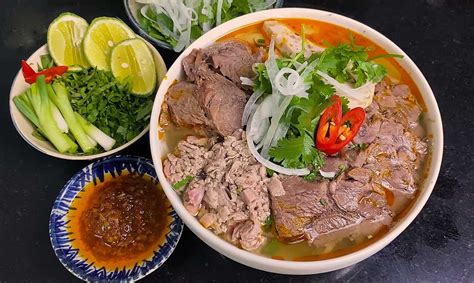  Bún Bò Huế: Món ăn cay nồng, đầy ắp hương vị của biển và núi!